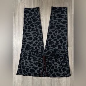 Lululemon joggers 28"
I would say best fit 6/8? 28" inseam. No flaws!